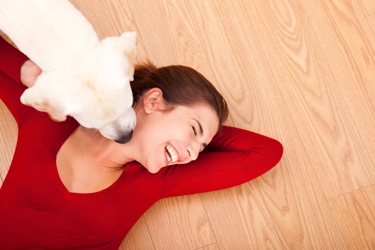 une femme qui se fait lécher le visage par son chien